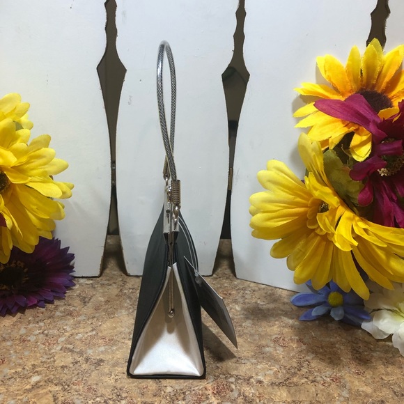 New “For The S🌸PHISTICATED” Clasp Purse - Picture 8 of 9